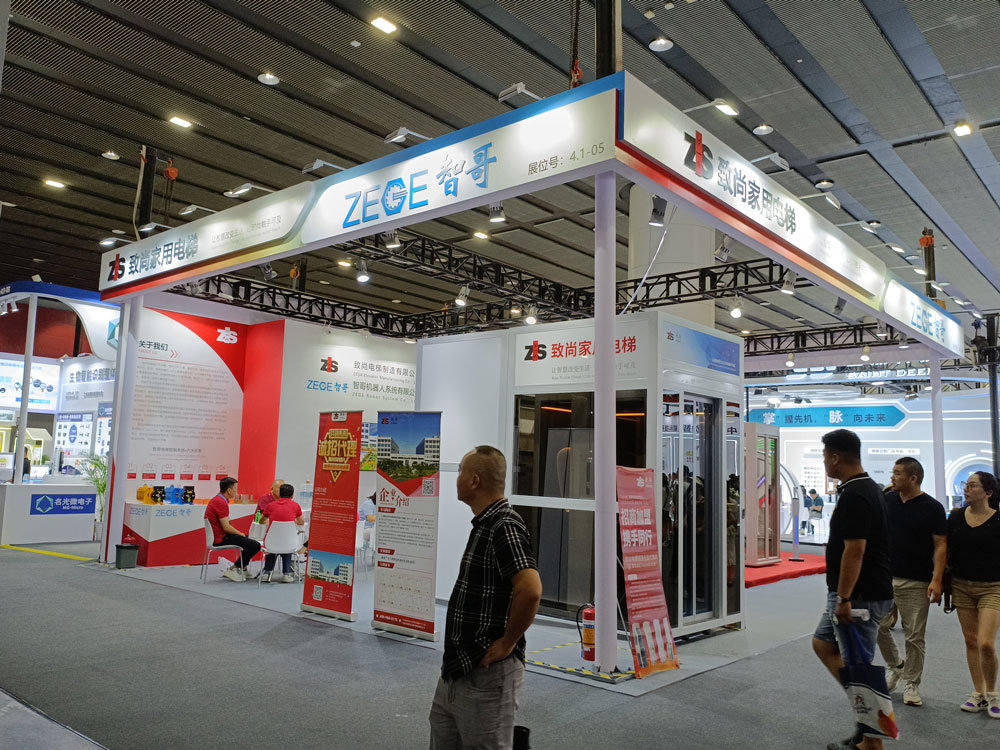 致尚家用電梯展臺(tái)