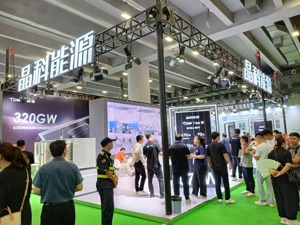 晶科能源展臺搭建現場效果