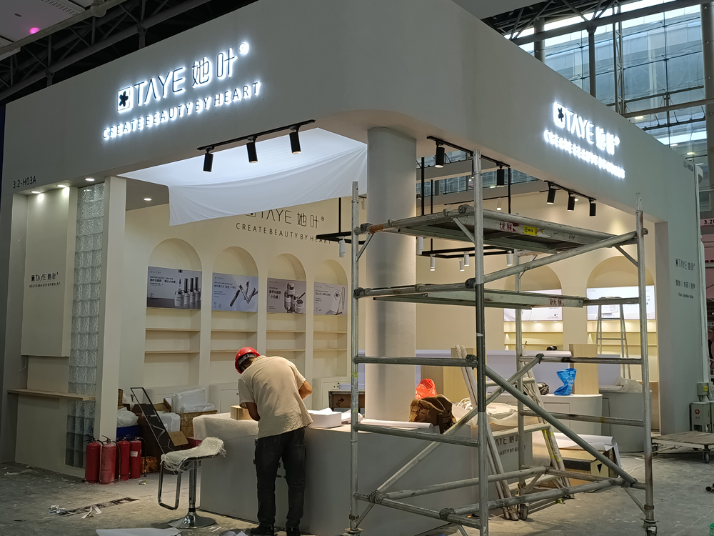 她葉TAYE展臺搭建第二天現場效果