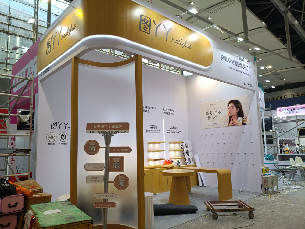 圖YY穿戴專用膠展臺(tái)搭建第二天現(xiàn)場(chǎng)效果