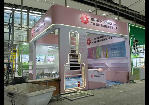 2025年9月廣州美博會錦泓玻璃制品展臺搭建第二天現場效果