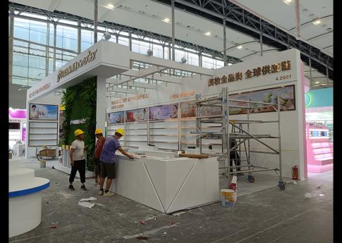 2025年9月廣州美博會興富國際集團展臺搭建第二天現場效果