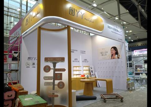 2025年9月廣州美博會圖YY穿戴專用膠展臺搭建第二天現場效果
